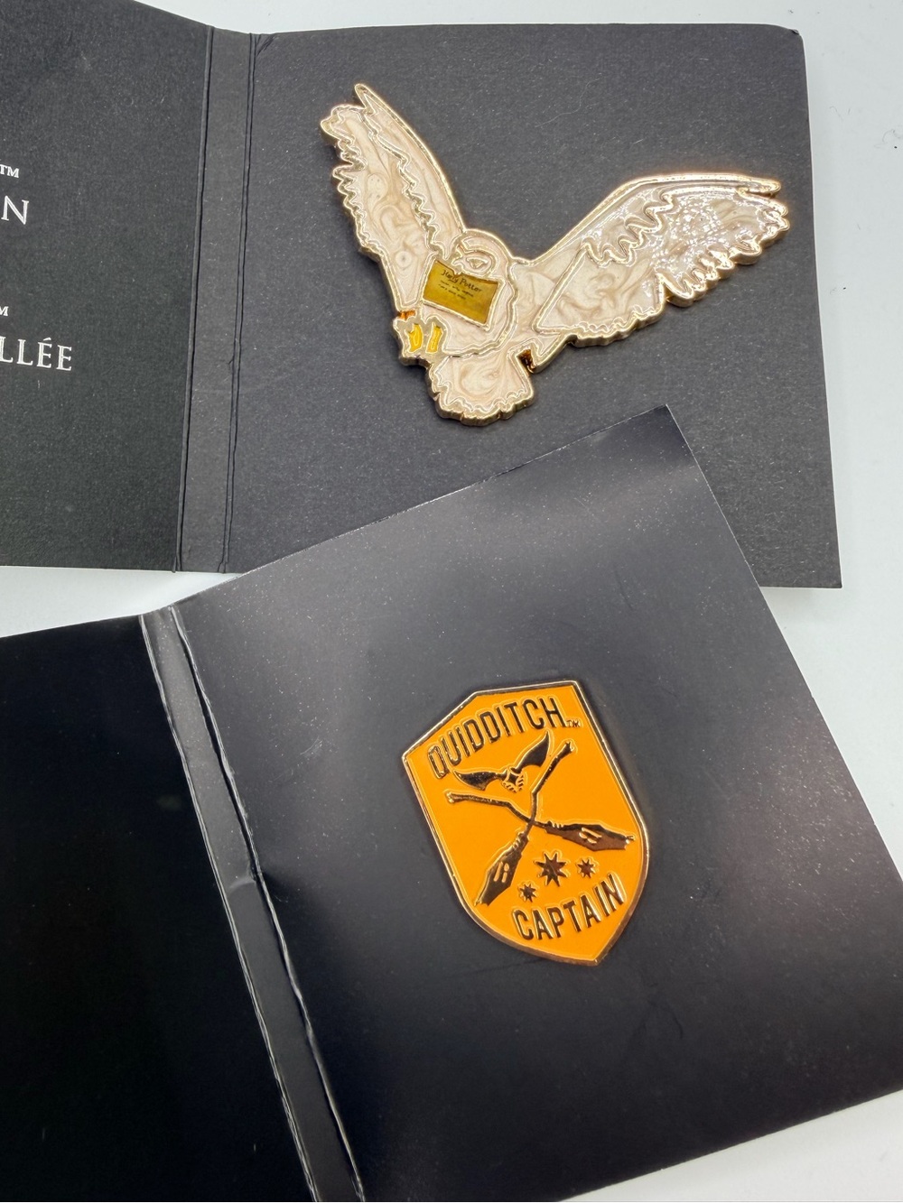 Wizarding World of Harry Potter - Hedwig Owl Hufflepuff Quidditch Captain Pins - Picture 4 of 4